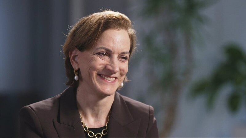 Anne Applebaum, Historikerin, Journalistin und Autorin – Bild: SRF