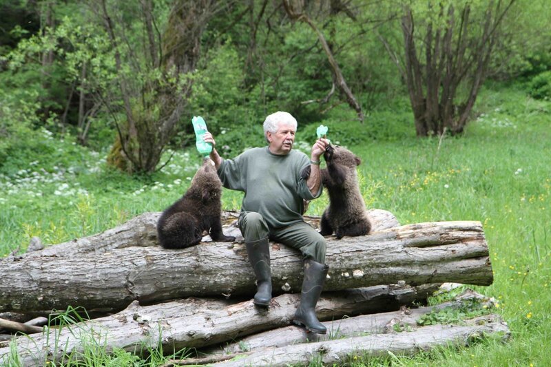 Raubtierfütterung im Wald. In den 1,5 Literflaschen ist Ziegenmilch mit Honig. – Bild: BR/​Angelika Sigl