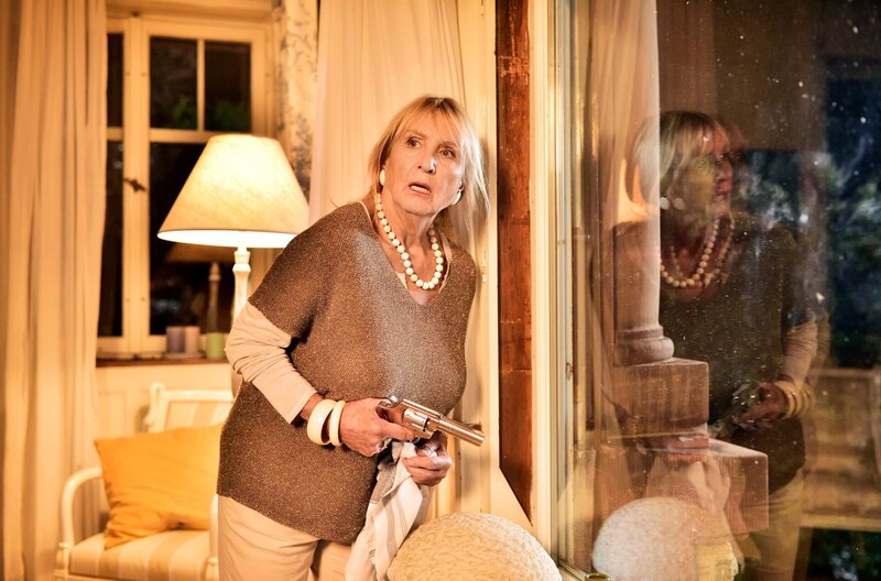 Mechthild (Diana Körner) zögert nicht, ihre Familie zu schützen und greift zur Pistole. – Bild: ARD/​SWR/​Patrick Pfeiffer