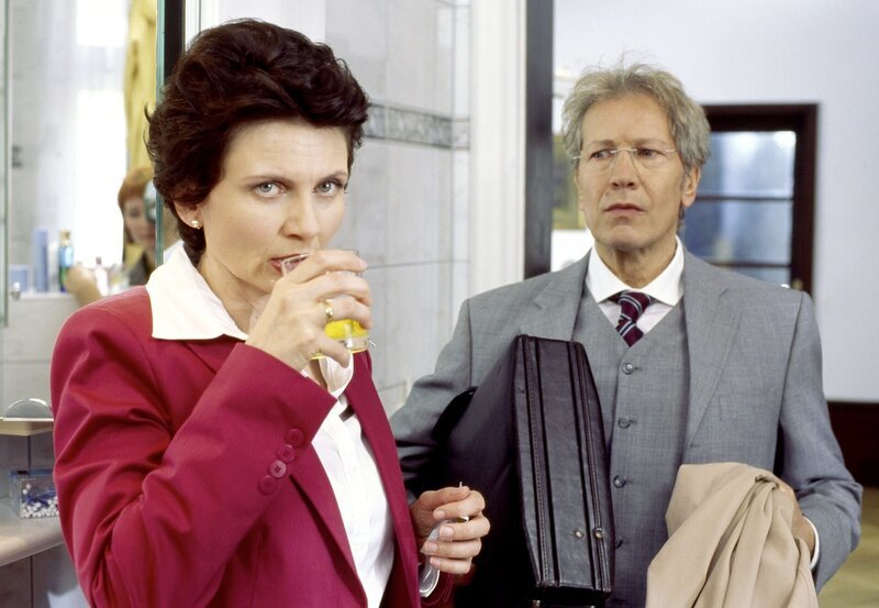 Carola Baum (Angela Hobrig, l.), Pressesprecherin der Eisenacher Brauerei und Frau des Bürgermeisters Erwin Baum (Bernd Herzsprung, r.) ist durch die Doppelbelastung in Job und Familie überfordert. Um mit dem großen Stress fertig zu werden, schluckt sie, als sie starke Schmerzen hat, Tabletten. – Bild: MDR/​Norbert Kuhröber