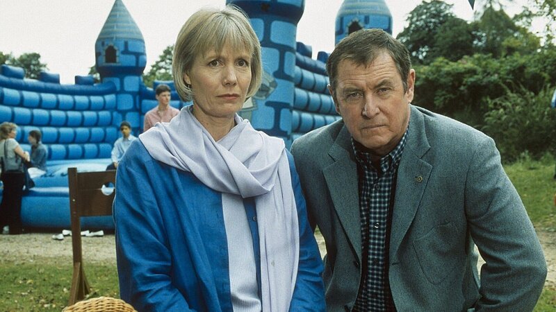 Inspector Tom Barnaby (John Nettles) nutzt den „Tag der Offenen Tür“ in der Mercy Park-Klinik mit seiner Frau Joyce (Jane Wymark), um sich unauffällig ein Bild von den Patienten zu machen. – Bild: ZDF und All3Media