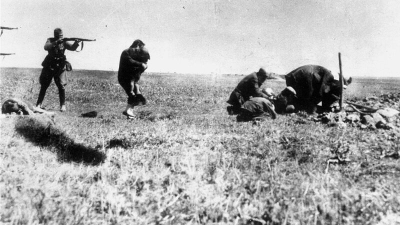 Hinrichtung von Juden aus Kiew durch deutsche Einheiten (Einsatzgruppen) in der Nähe von Ivangorod/​Ukraine, 1942. – Bild: ZDF