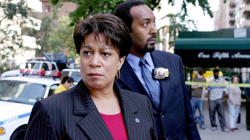 Epatha Merkerson als Lt. Anita van Buren und Jesse L. Martin als Det. Ed Green. – Bild: RTL/​NBC Universal/​NL