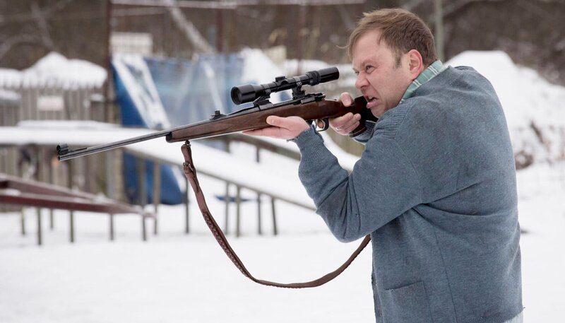Die junge Frau von Bauer Karl Bruns (David Baalcke) wurde tot auf einem Acker gefunden. Er ist außer sich vor Wut und geht auf seinen Nachbarn und Nebebuhler Anton Mohr mit einer Waffe los. – Bild: NDR/​ARD/​Georges Pauly