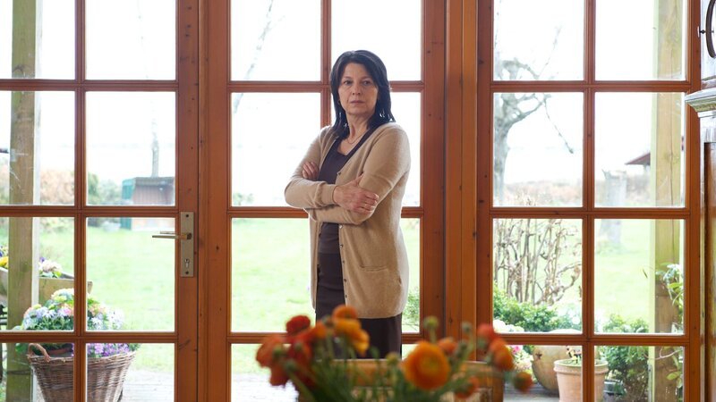Mona Allweede (Irene Kugler) glaubt nicht, dass ihr Mann Feinde hatte. Er sei so mit seiner Arbeit beschäftigt gewesen, dass sie kaum mehr miteinander gesprochen haben. Fühlte sich die Ehefrau vernachlässigt und hat womöglich schon Pläne ohne ihren Mann gemacht? – Bild: ZDF und Marc Meyerbroeker
