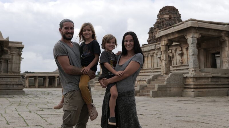 Die Familie besucht auch die berühmte Tempelanlage in Hampi in Indien. – Bild: ZDF und Rasmus Sievers