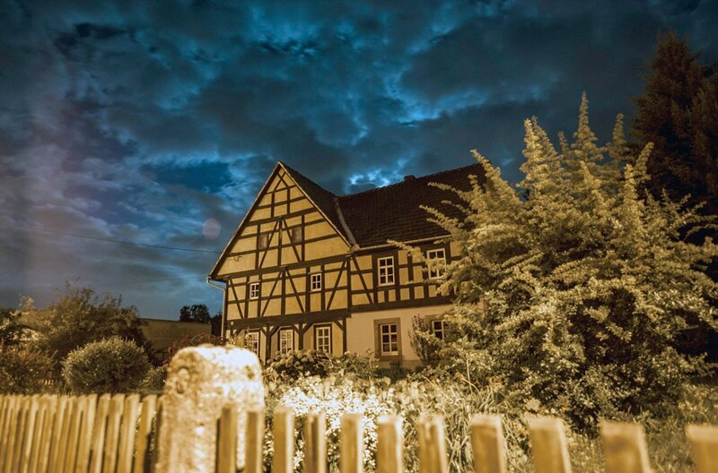 Nächtliches Fachwerkhaus mit Vorgarten – Bild: MDR/​Capricornum Film/​Julian Kolb