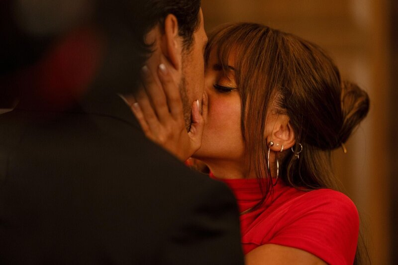 Cole Ellis (Giacomo Gianniotti, l.); Max Mitchell (Vanessa Morgan, r.) – Bild: 2023 Vancon S1 Productions BC Inc. /​ Vancon S1 ON Inc. /​ Ed Araquel Lizenzbild frei