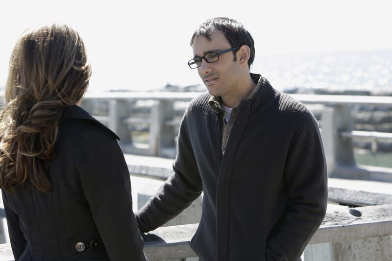 Justin Yates (Omid Abtahi, r.) erzählt Melinda (Jennifer Love Hewitt, l.) von einem Segelboot- Unfall, bei dem er seine damalige Freundin im Stich gelassen hat … – Bild: ABC Studios