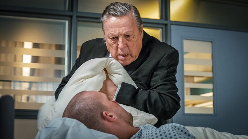 Sven Jacobs (Hansjürgen Hürrig, r.) erträgt es nicht, Adam Berg (Eric Stehfest, l.) im gleichen Krankenhaus zu sehen, in dem auch seine hirntote Frau liegt, an deren Zustand Berg die Schuld trägt. – Bild: ZDF und Constantin Kesting/​Boris Laewen