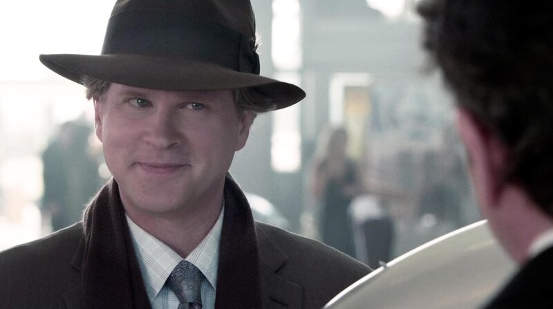 Scott Roemer (Cary Elwes) lässt seine Flugzeuge unter katastrophalen Bedingungen warten und besticht Inspektoren, bei mangelhaften Instandsetzung der Maschinen ein Auge zuzudrücken. – Bild: Nitro.