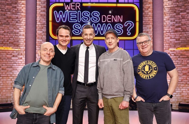 Moderator Kai Pflaume (M.) und seine Rateteam-Kapitäne Bernhard Hoëcker (l.) und Elton (r.) begrüßen in dieser Sendung den Schauspieler Fabian Hinrichs (2.v.l.) und den Schauspieler Wotan Wilke Möhring (2.v.r.). – Bild: ARD/​Morris Mac Matzen
