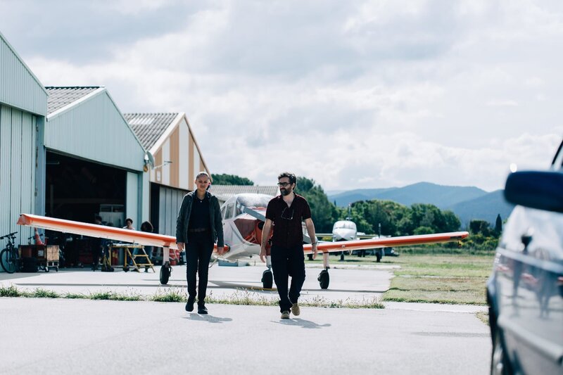 Die Polizisten Mathieu und Baptista machen sich auf den Weg, um Hinweise zu verfolgen, wo sich Nina befinden könnte. – Bild: ZDF und Caroline Dubois