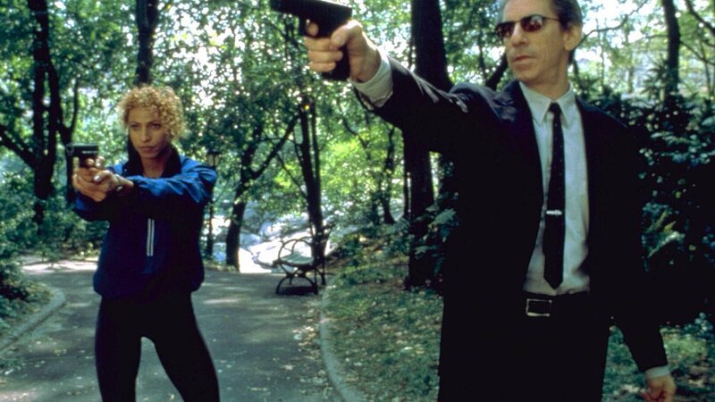 Detective Monique Jeffries (Michelle Hurd) und Detective John Munch (Richard Belzer) jagen den Mörder einer Staatsanwältin. Musste sie sterben, weil sie ihn wegen Vergewaltigung angeklagt hatte? – Bild: RTL Deutschland