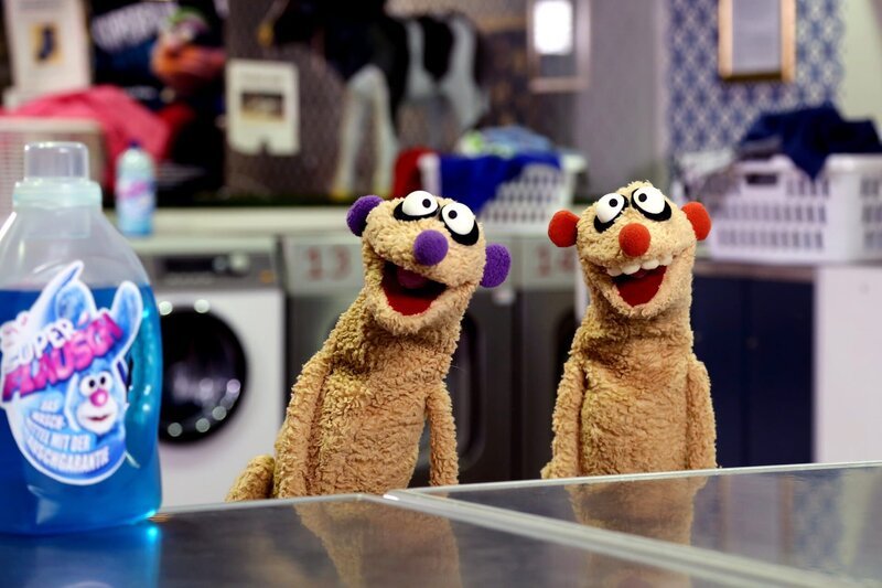 Jan & Henry im Waschsalon. – Bild: NDR/​ bigSmile