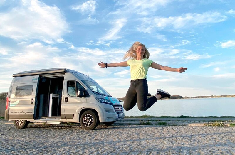 Reporterin Maike Tschorn an der mecklenburgischen Seenplatte. – Bild: HR/​Tanja Höschele