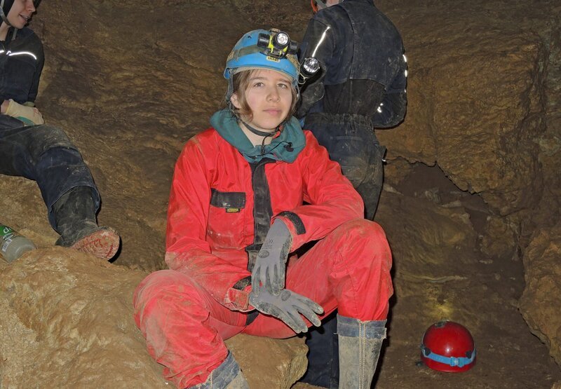 Laura im Inneren der Bärentalhöhle – Bild: SWR/​Gigaherz GmbH