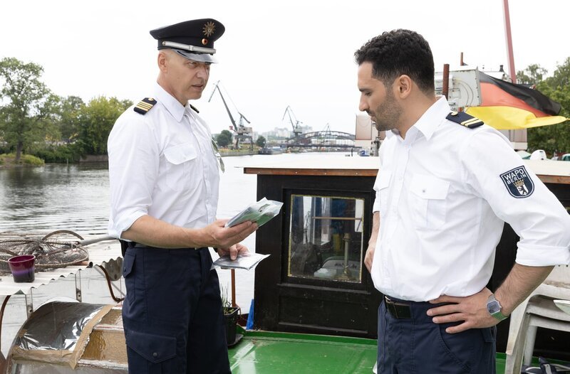 Wolf Malletzke (Christoph Grunert, l.) und Fahri Celik Fahri Celik (Hassan Akkouch, r.) sichern Beweismaterial am Tatort. – Bild: ARD/​Daniela Incoronato