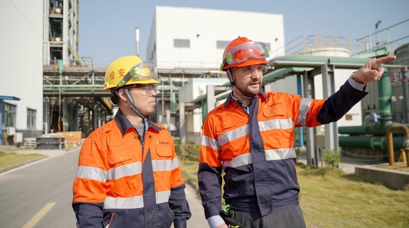 Michael Schmidt von der Bundesanstalt für Rohstoffe (BGR) besichtigt eine der größten Lithium-Raffinerien der Welt. China kontrolliert damit den Weltmarkt. – Bild: SWR/​diwafilm/​Daniel Harrich