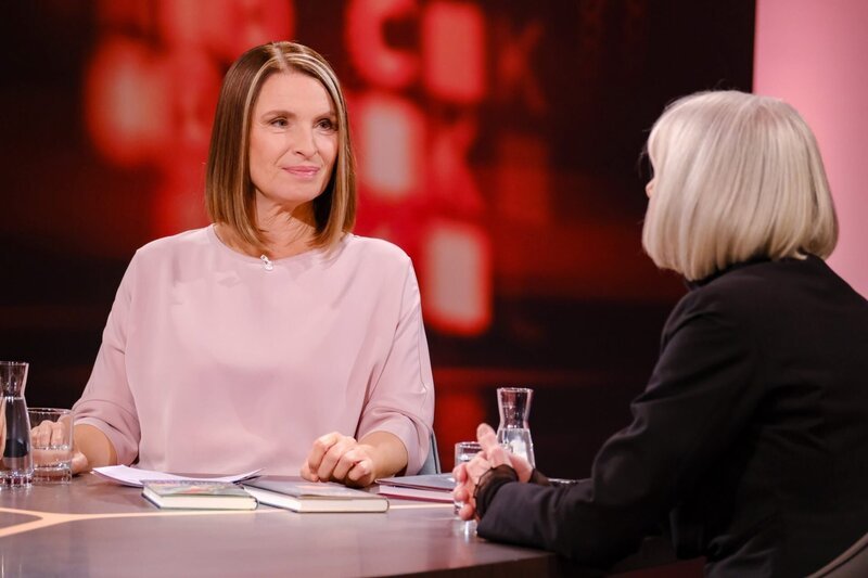 Barbara Stöckl, Erika Pluhar. – Bild: ORF/​Günther Pichlkostner