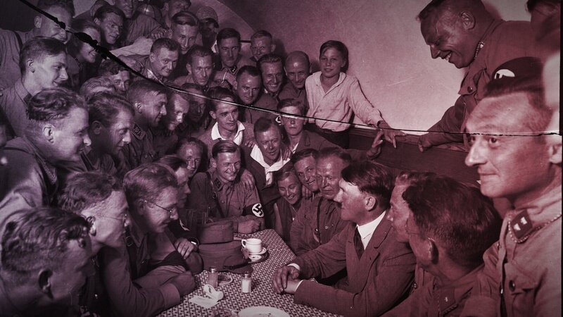 1923 ist die NSDAP auf 55 000 Mitglieder angewachsen, ihr Parteivorsitzender Adolf Hitler inszeniert sich als starker Mann der rechtsextremen Szene. Doch was führt er im Schilde? – Bild: ZDF und Tobias Lenz