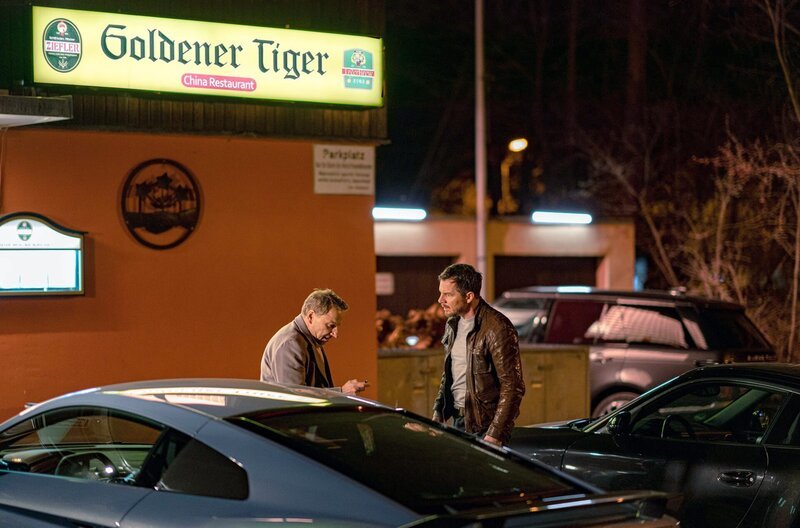 Im Goldenen Tiger haben Thorsten Lannert (Richy Müller) und Sebastian Bootz (Felix Klare, r.) eine wichtige Spur gefunden. Wenn sie nur wüssten, welche … – Bild: SWR/​Christian Koch
