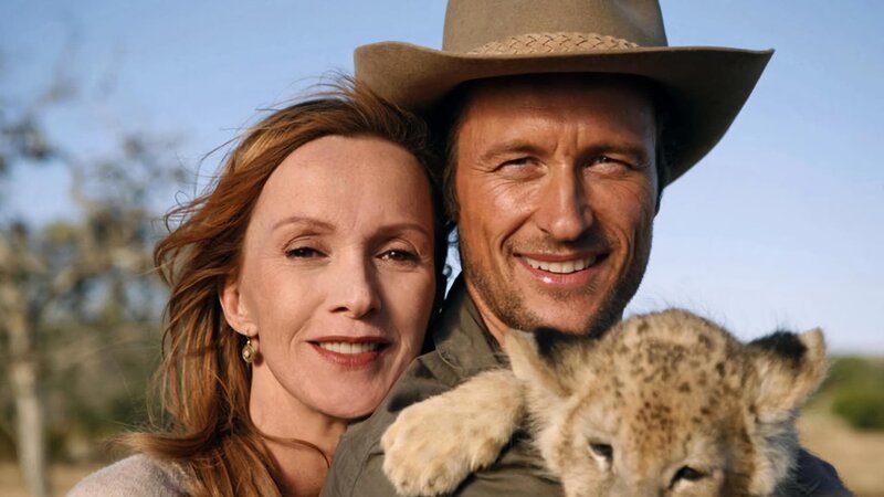 ARD Degeto STÜRME IN AFRIKA, am Samstag (18.08.18) um 13:00 Uhr im ERSTEN. Eva (Katja Flint) hat sich in den anfangs rüpelhaften Ranger Alex (Markus Knüfken) verliebt. | ©ARD Degeto/Boris Guderjahn – Bild: ARD Degeto/Boris Guderjahn ARD Degeto STÜRME IN AFRIKA, am Samstag (18.08.18) um 13:00 Uhr im ERSTEN. Eva (Katja Flint) hat sich in den anfangs rüpelhaften Ranger Alex (Markus Knüfken) verliebt. | ©ARD Degeto/Boris Guderjahn – Bild: ARD Degeto/Boris Guderjahn