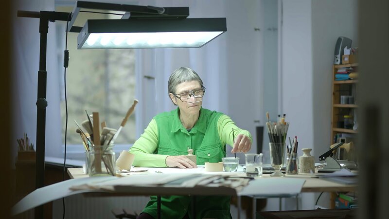 Die Kunstrestauratorin Hildegard Homburger kann das Fälschungsverfahren von Cioma Schönhaus rekonstruieren. – Bild: ZDF