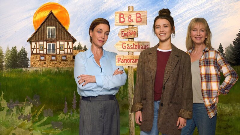 Lisa (Janina Fautz, M.) hegt einen tiefen Groll gegen Heide (Aglaia Szyszkowitz, l.), der neuen Partnerin ihres Vaters, weshalb sie lieber in Friedas B&B wohnt. Versöhnung wäre so wichtig! Frieda (Therese Hämer, r.) will da nicht mehr länger zuschauen. – Bild: ZDF und Frank Dicks
