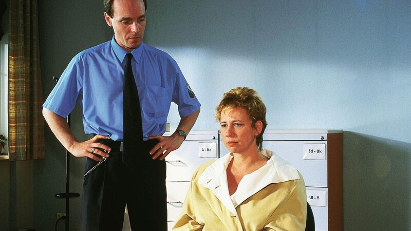 Gitting (Karl-Heinz von Liebezeit) macht Silke (Judith von Radetzky) klar, daß sie und nicht er die Schuld für Katrins und Richards Flucht trägt. – Bild: RTL