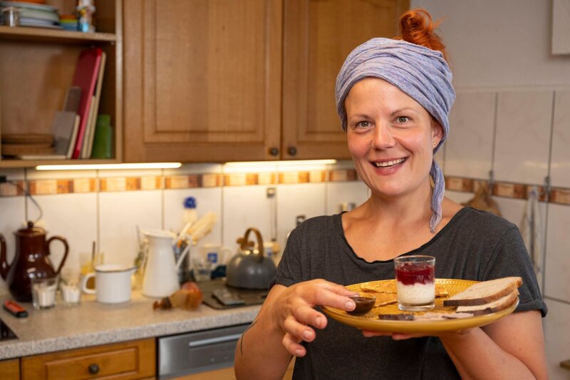 Bei Rahel Kremershof auf dem Gut Kremershof in Wipperfürth. Weiteres Bildmaterial finden Sie unter www.br-foto.de. – Bild: WDR/​BR/​megaherz gmbh/​Melanie Grande