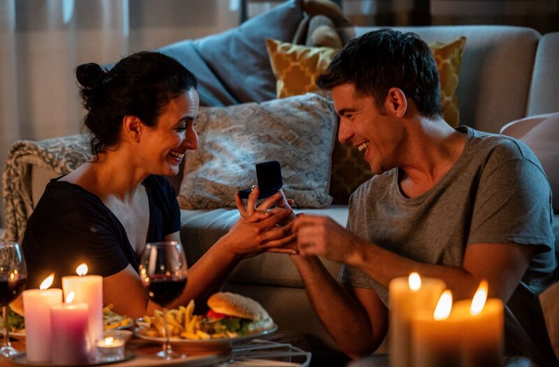 Leyla (Sanam Afrashteh, l.) und Ben (Philipp Danne, r.) freuen sich auf einen sturmfreien Abend, denn Töchterchen Raya wird zum ersten Mal in der Kita übernachten. – Bild: ARD/​Michael Kremer