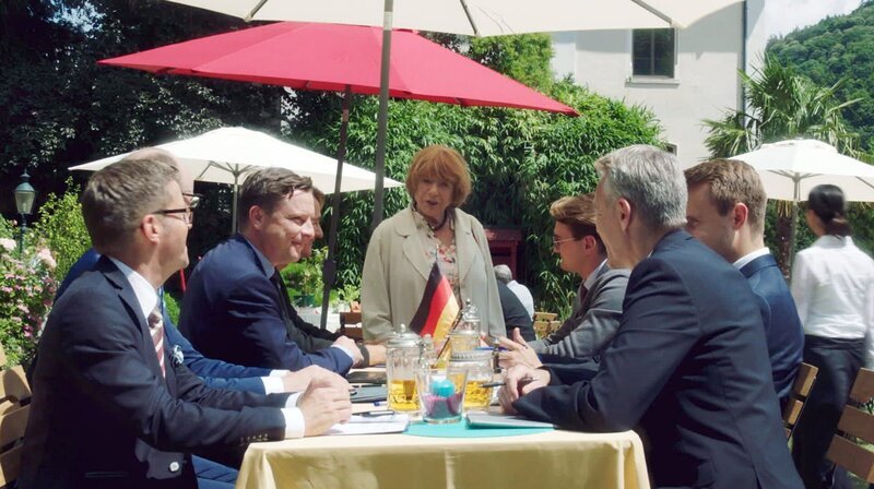 Im „Standby“-Ruhestand: Aber wenn es hart auf hart kommt, steigt Hermine (Hannelore Hoger) in den Ring und macht dem Hotelgast Kai Kressin (Florian Panzner) und seine Anwaltskollegen deutlich klar, dass ihre Anwesenheit im Hotel nicht länger gewünscht ist. – Bild: ARD Degeto/​Repro