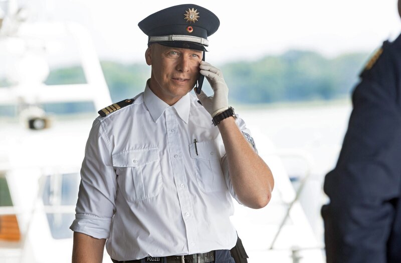 Wolf Malletzke (Christoph Grunert) informiert sein Team über die ersten Ermittlungsergebnisse. – Bild: ARD/​Daniela Incoronato