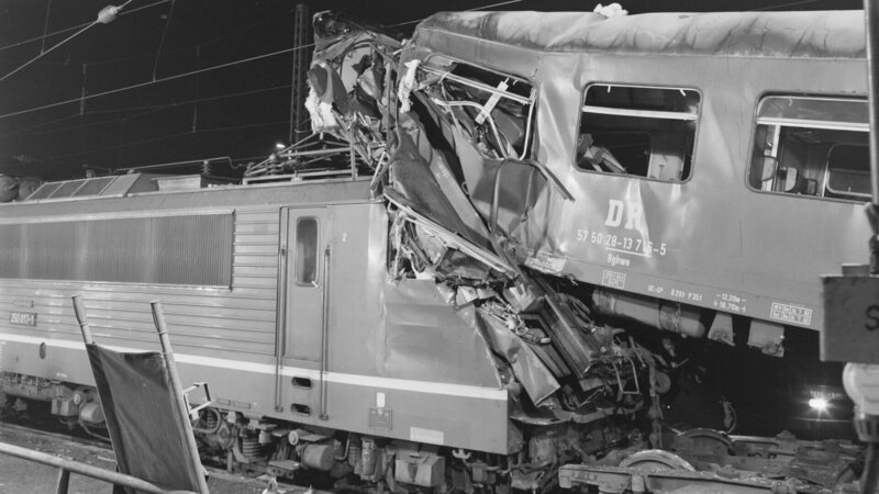 1984 raste ein Transitzug Richtung Westdeutschland in einen stehenden Pendlerzug. Transitzüge durften in der DDR wegen möglicher „Republikflucht-Versuche“ nicht langsam fahren oder halten. So übersah der Zugführer im dichten Nebel ein rotes Signal. Das kostete 11 Menschen das Leben. – Bild: ZDF und BStU