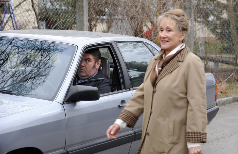 Pfarrer Neuner ist unsicher: Ist diese Frau wirklich seine Mutter? Von links: Pfarrer Neuner (Peter Rappenglück) und Waltraut Kern (Traudl Oberhorner). – Bild: BR/​Marco Orlando Pichler