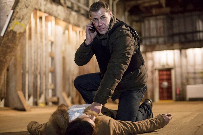 NDR Fernsehen HEITER BIS TÖDLICH: MORDEN IM NORDEN, „Ein Fall mit Überlänge“, am Donnerstag (07.05.15) um 23:30 Uhr. Der Zuhälter Thorsten Schulze wurde tot in der Folterkammer des Lübecker Holstentors aufgefunden. Welche Rolle spielt der finstere Kolumbianer (Oscar Otega Sanchez, liegend), den Finn Kiesewetter (Sven Martinek, r.) am Tatort stellt. – Bild: NDR/​ARD/​Georges Pauly