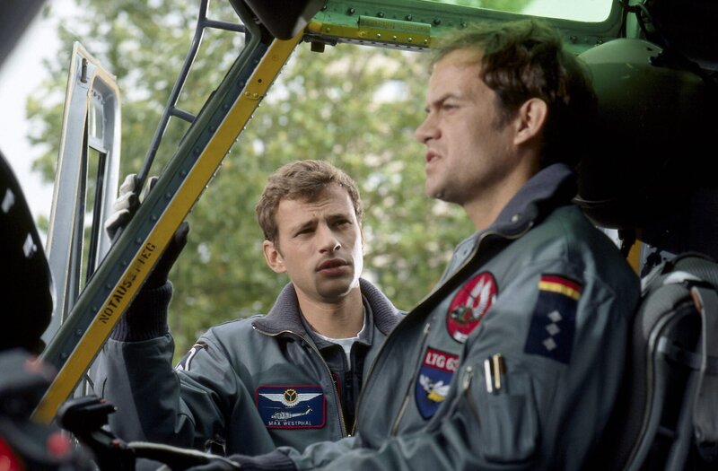 Pilot Alex (Matthias Leja, r.) ist schon seit Tagen kaum ansprechbar. Max (Frank Stieren, l.), der Bordmechaniker, will endlich wissen, was los ist. – Bild: ZDF und Boris Laewen