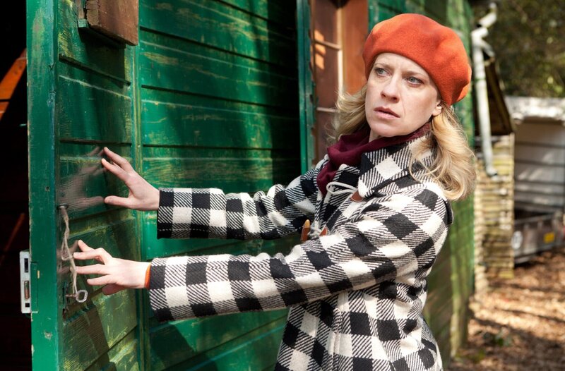 Sophie Haas (Caroline Peters, l.) sucht bei Imker Petri nach dem verschwundenen Timmi. – Bild: rbb/​Thomas Kost