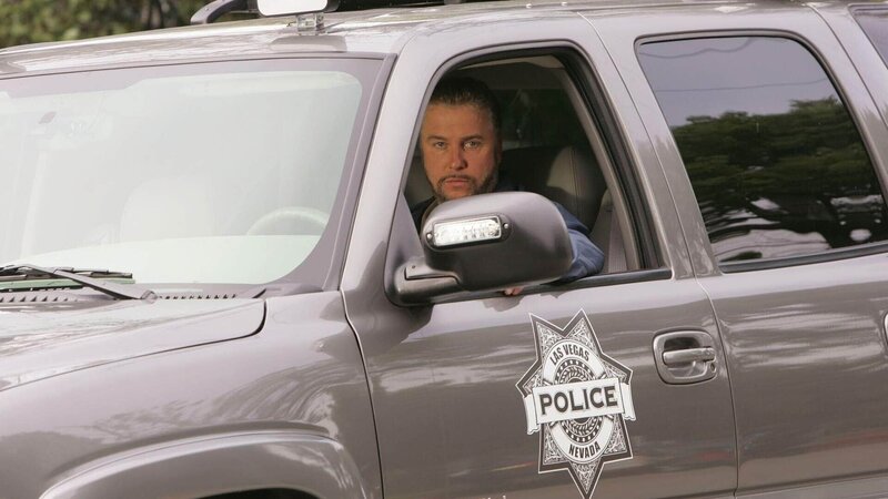 Grissom (William Petersen) ist auf der Suche nach dem Täter, der Officer Bells getötet hat. – Bild: TVNOW /​ CBS