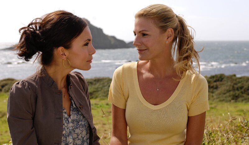 Bei einem unerwarteten Wiedersehen beschließen die Jugendfreundinnen Sabrina (Nadine Warmuth, l.) und Lisa (Sophie Schütt, r.) ihre „Leben“ für kurze Zeit zu tauschen. – Bild: SRF 1