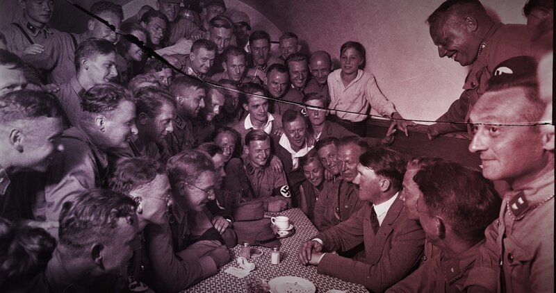 1923 ist die NSDAP auf 55 000 Mitglieder angewachsen, ihr Parteivorsitzender Adolf Hitler inszeniert sich als starker Mann der rechtsextremen Szene. Doch was führt er im Schilde? – Bild: ZDF