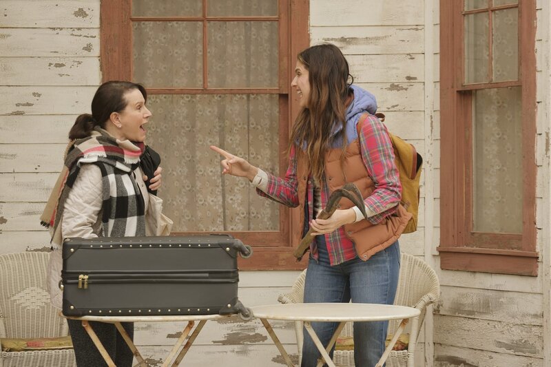 Donna (Susie Essman, l..); Rio (Lake Bell, r.) – Bild: BLESS THIS MESS