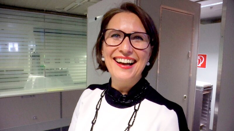 Ingrid Funk bildet auf dem Frankfurter Flughafen Flugbegleiterinnen aus. – Bild: HR