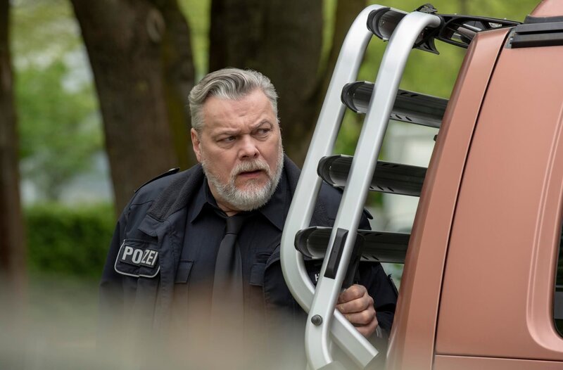 Die Observierung des illegalen Hundehandels ist für Helmut Husmann (Torsten Münchow) nicht nur eine dienstliche Angelegenheit. – Bild: ARD/​Cornelia Klein