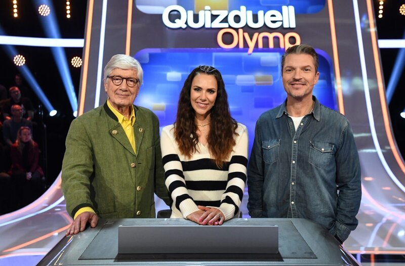 Moderatorin Esther Sedlaczek (M.) mit den Kandidaten des Teams „Schauspiel“: Dem Schauspieler Christian Wolff (l.) und dem Schauspieler Hardy Krüger jr. (r.). – Bild: ARD/​Uwe Ernst