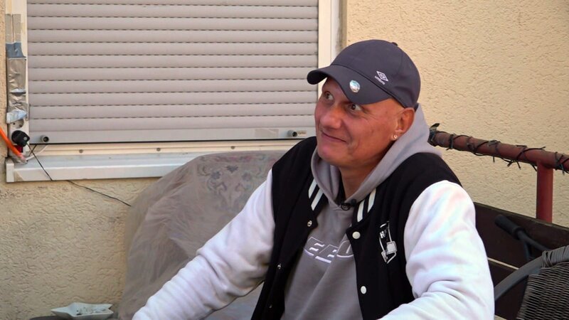 Elvis leidet unter starken Rückenschmerzen und lässt sich trotz seiner Abneigung schließlich von seiner Frau Katrin zu einem Arztbesuch überreden. Um Spritzen zu vermeiden, akzeptiert er den Rat, mehr zu laufen. – Bild: RTLZWEI