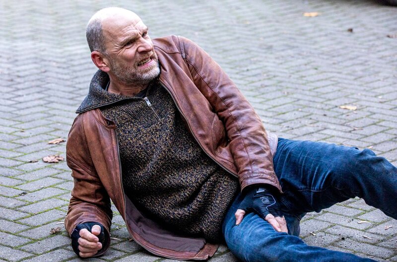 Butsch (Götz Schubert) leidet immer noch unter seiner Verletzung. – Bild: MDR/​Molina Film/​Maor Waisburd