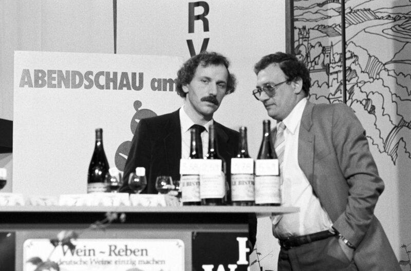 Moderator Wieland Backes (li.) im Gespräch in „Abendschau vom Killesberg“. – Bild: SWR/Hugo Jehle Moderator Wieland Backes (li.) im Gespräch in „Abendschau vom Killesberg“. – Bild: SWR/Hugo Jehle