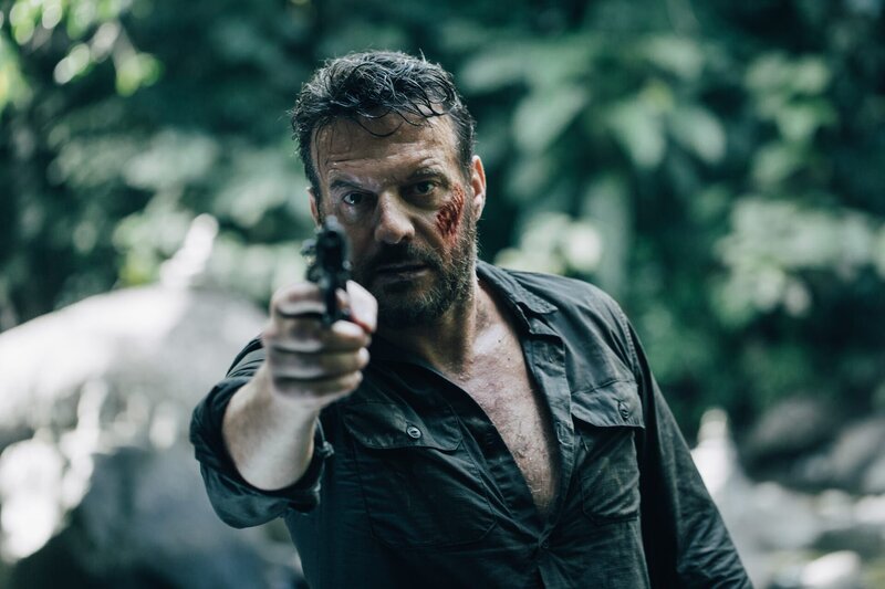 Xavier (Samuel Le Bihan) fühlt sich auf seiner Suche nach Wasser im Dschungel verfolgt. – Bild: ZDF